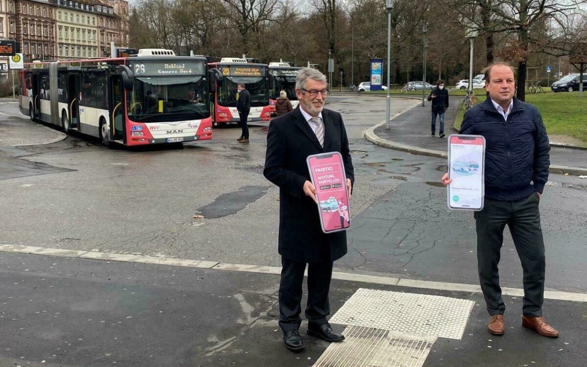 Der WVV-Geschäftsführer Thomas Schäfer und der APG-Betriebsleiter Dominik Stiller auf dem Bahnhofsvorplatz in Würzburg vor zwei Bussen, sie präsentieren die neue App Der WVV-Geschäftsführer Thomas Schäfer und der APG-Betriebsleiter Dominik Stiller auf dem Bahnhofsvorplatz in Würzburg vor zwei Bussen, sie präsentieren die neue App